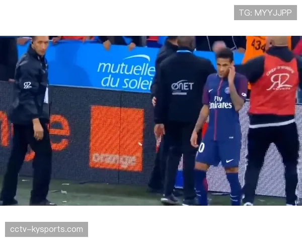 塞维利亚德比突发状况,极端球迷投掷杂物导致比赛中断五分钟